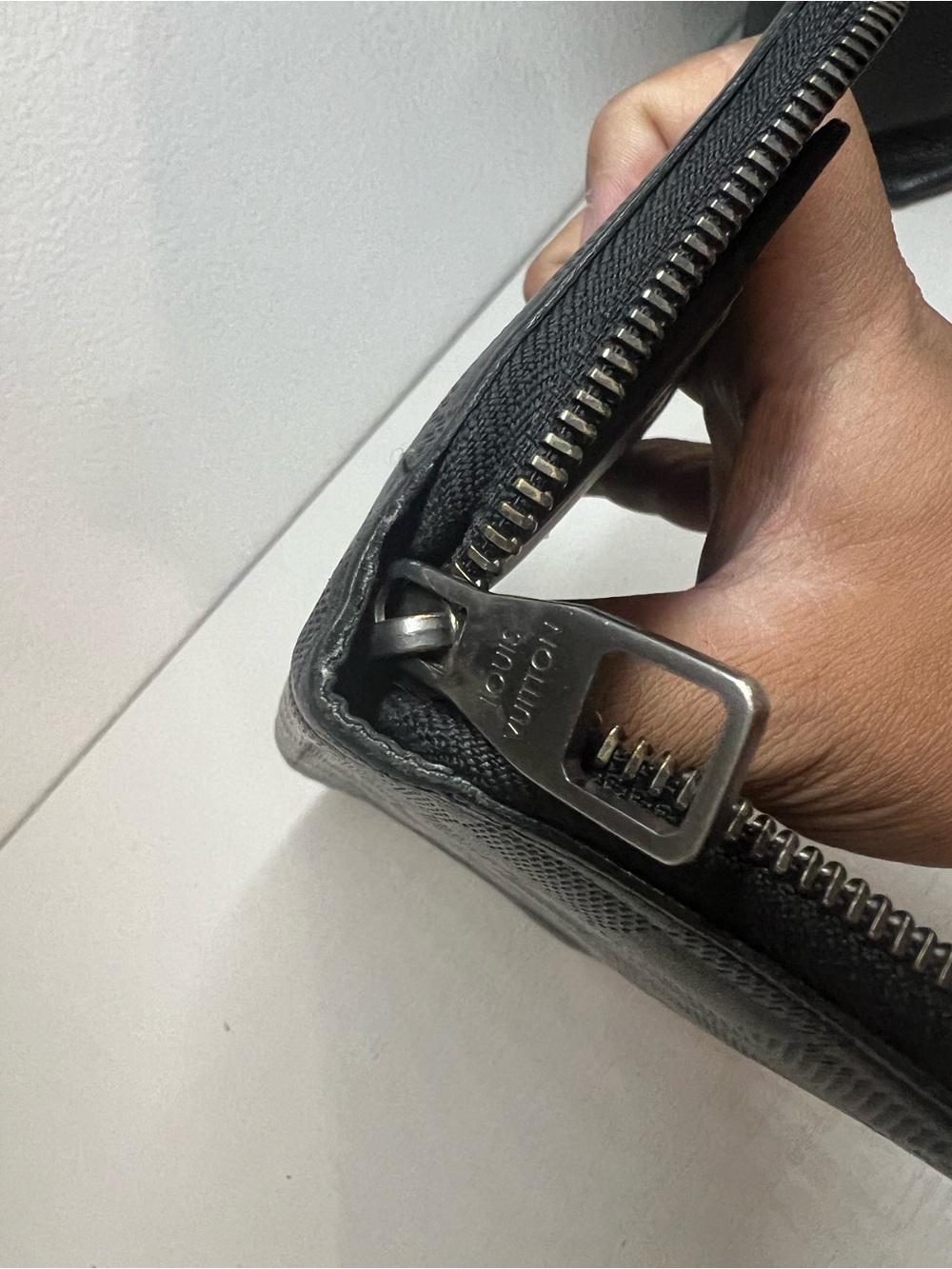 Louis Vuitton: Zippy Wallet Damier Infini - Picture 12 of 15